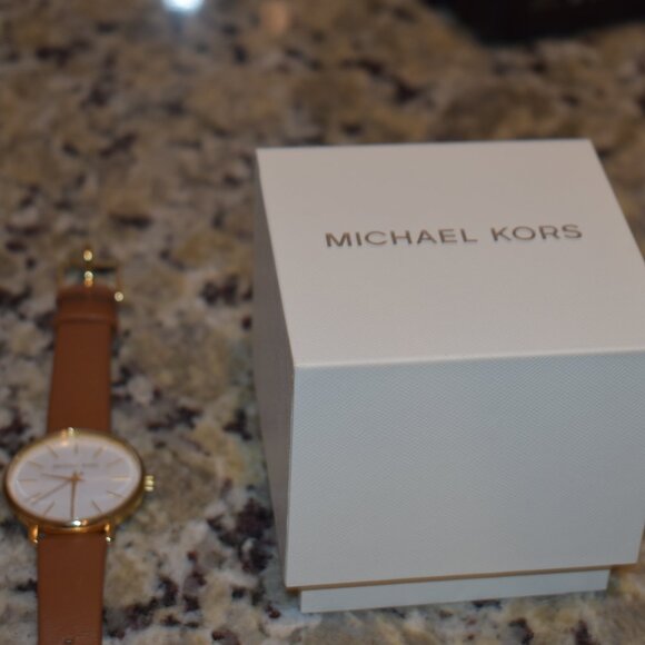 Michael Kors MK-2740 Watch with Box - Picture 3 of 5